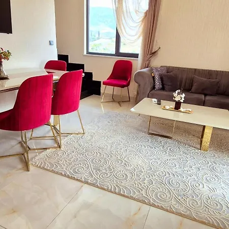 Denize Yakin Lueks Apartment